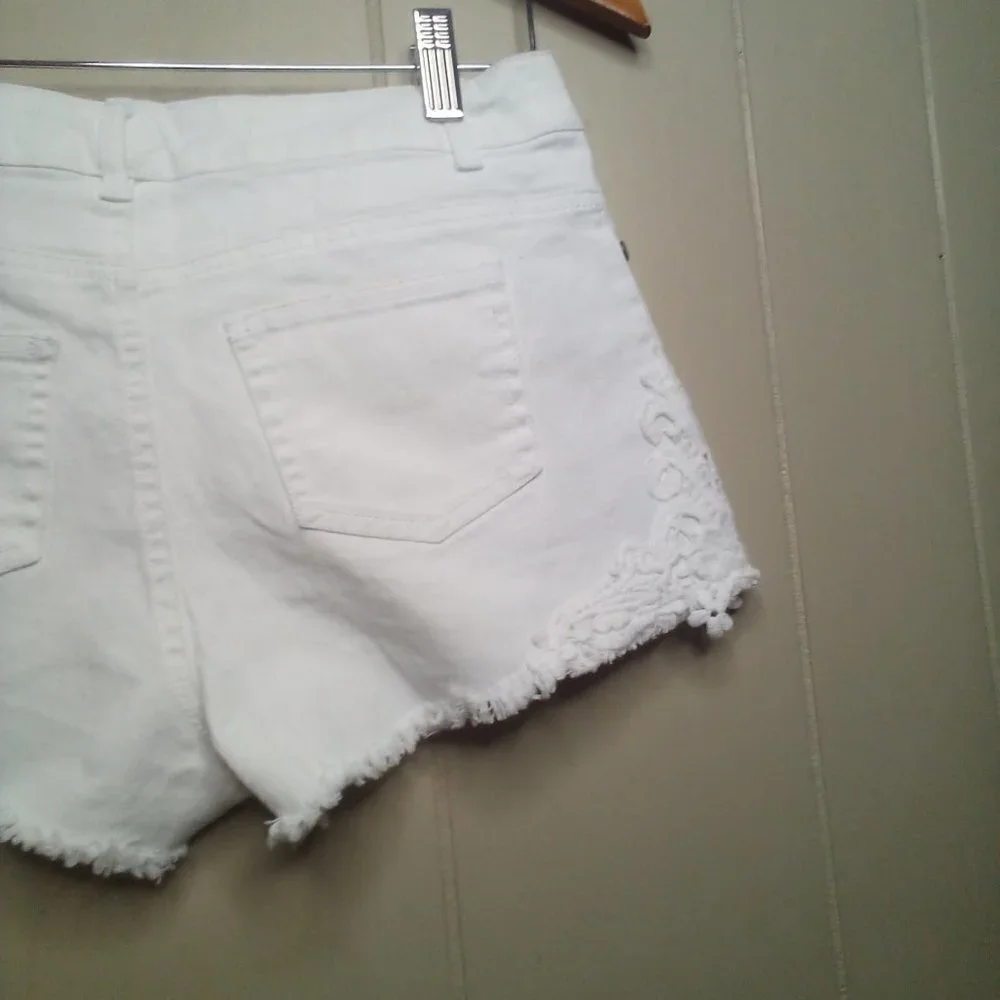 Ambiance Apparel Denim Shorts S Embroidered Raw Hem White
